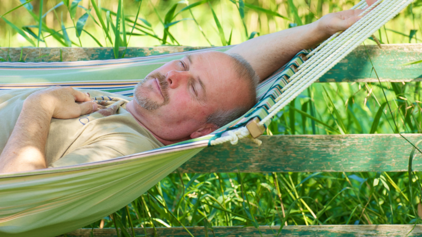 Sommarledighet är något de flesta av oss längtar efter, men att sänka förväntningarna kan vara det bästa receptet för en lyckad semester. Foto: Shutterstock